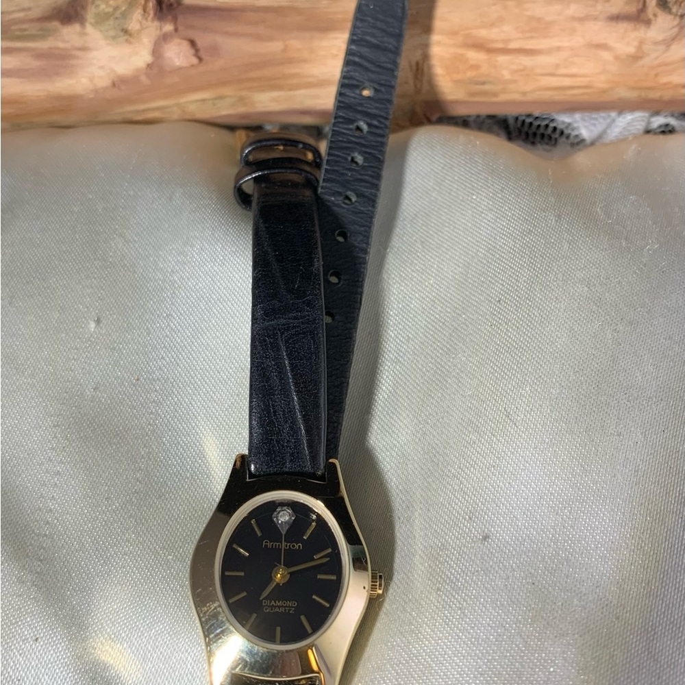 VINTAGE ARMITROM DIAMOND QUARTZ WORKING WATCH